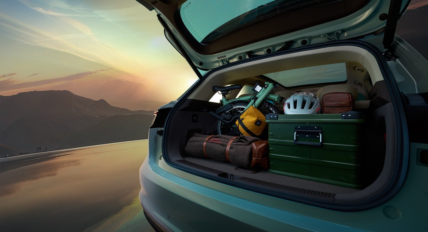 Outdoor gear placed in the rear trunk of the Shangjie H5