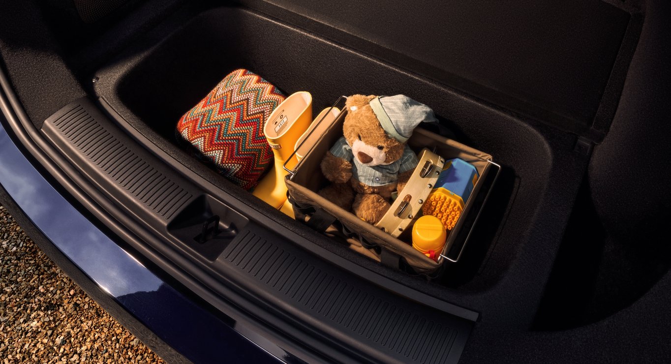 The rear trunk of the Shangjie H5 fully loaded with luggage