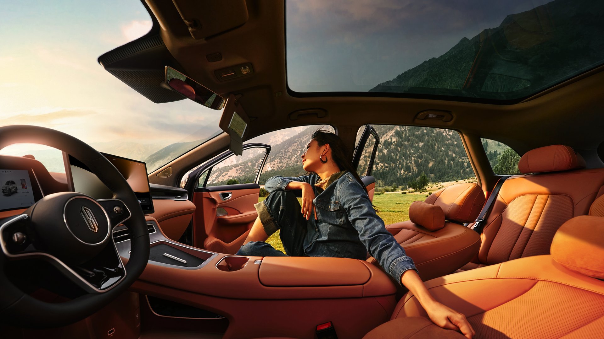 Front-row side view of the Shangjie H5 Red Tea Orange interior, showcasing the extra-large front-row space