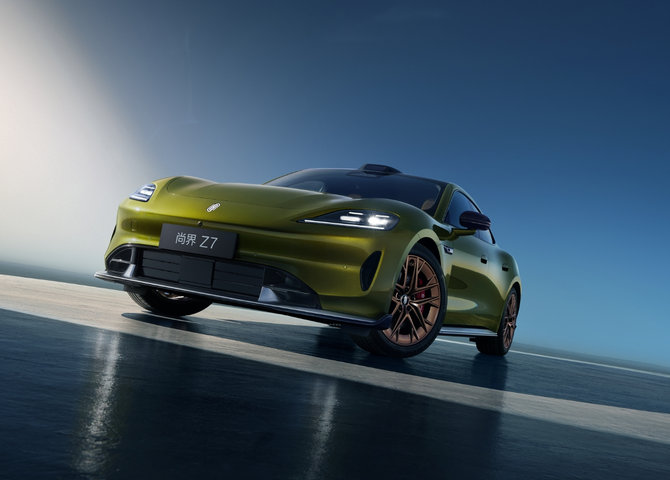Side view of the Shangjie Z7, showing the car's overall sport kit.