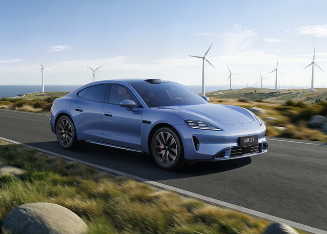 The Shangjie Z7 in motion, showing the car's ultra-low drag.
