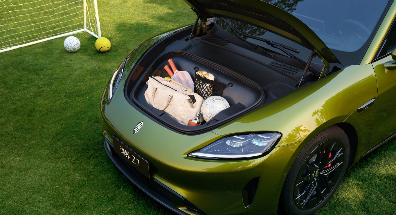 A display of the Shangjie Z7's front trunk space.