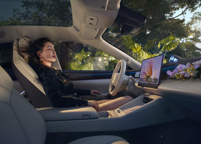A user sitting in the Shangjie Z7-Z7T driver's seat with the air conditioning on, showing the car's all-new water-ion air conditioning.