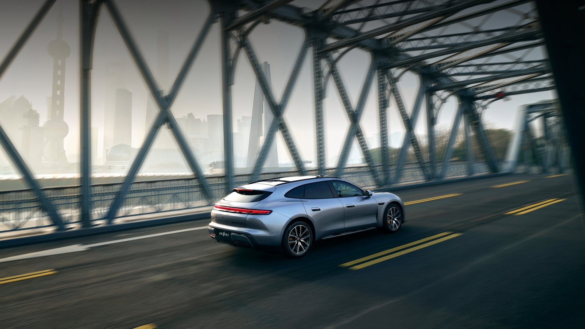 The Shangjie Z7T in motion, showing the car's onboard Huawei Tuling platform.