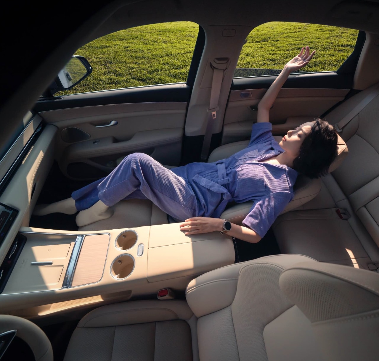 AITO New M5 Ultra passenger seamless powered leg rest