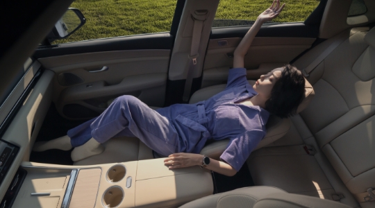 AITO New M5 Ultra passenger seamless powered leg rest