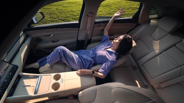 AITO New M5 Ultra passenger seamless powered leg rest