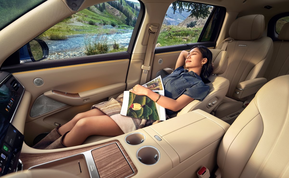 AITO M7 Front Passenger Near-Zero-Gravity Seat