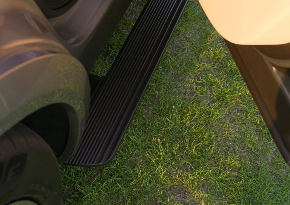 The AITO M8's fully automatic power running boards