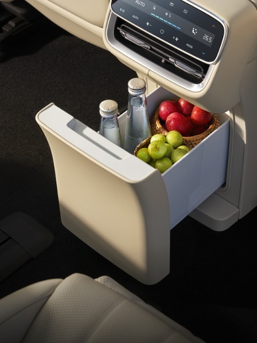 The AITO M8's onboard cooler-warmer
