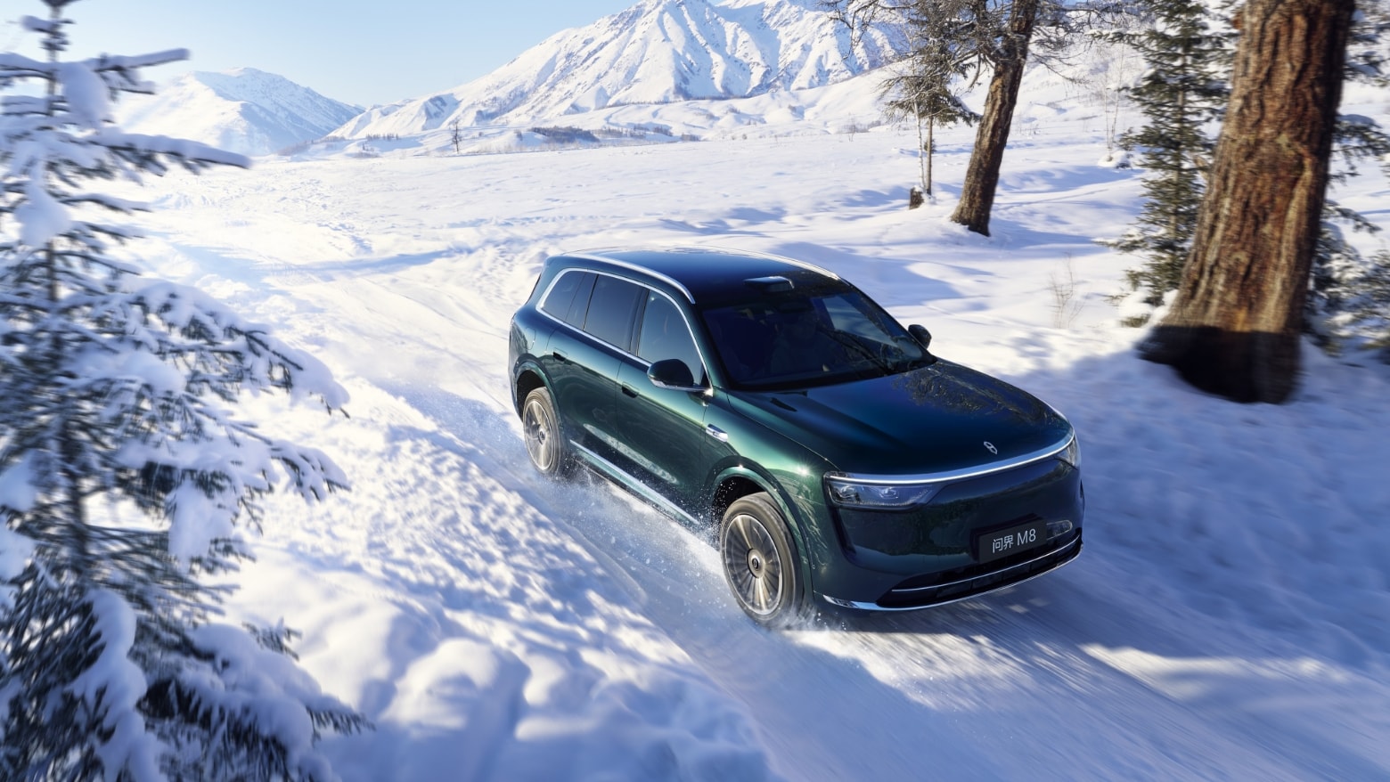 An AITO M8 in Pastoral Green driving in the snow