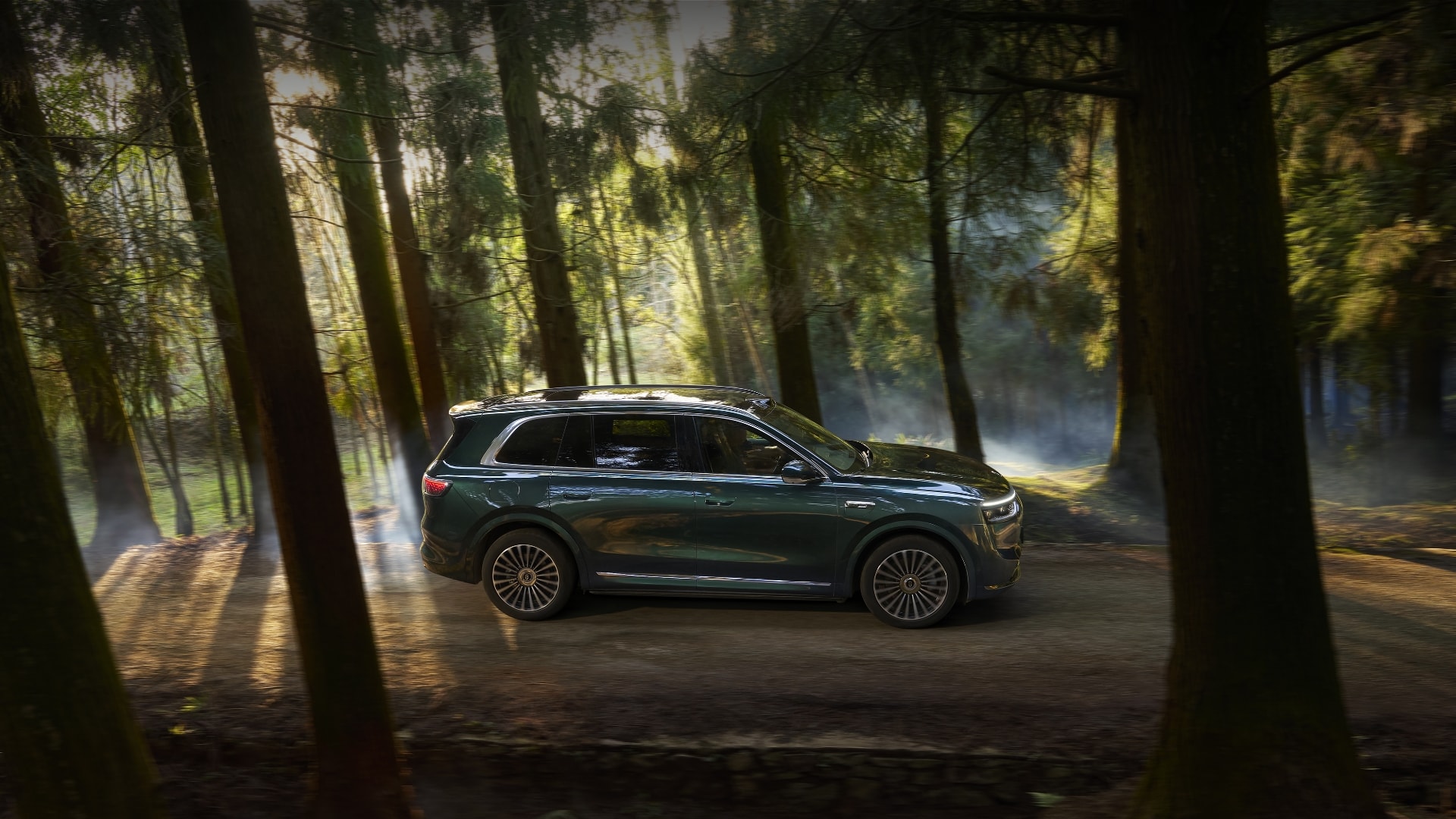 Showing the AITO M8 driving on a rough, uneven mountain road