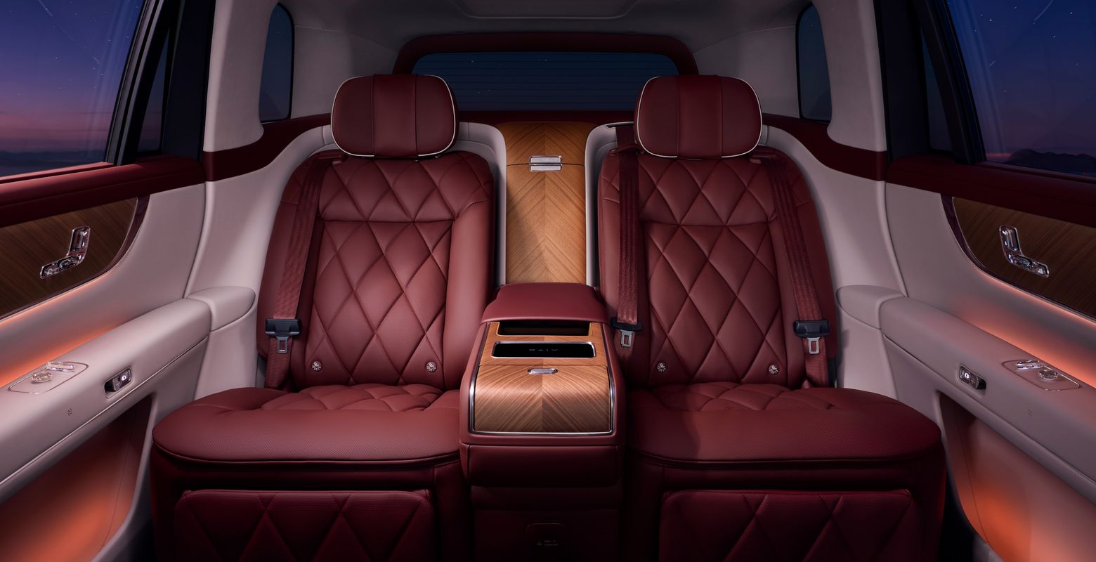 AITO M9 Maple Shadow Red Interior