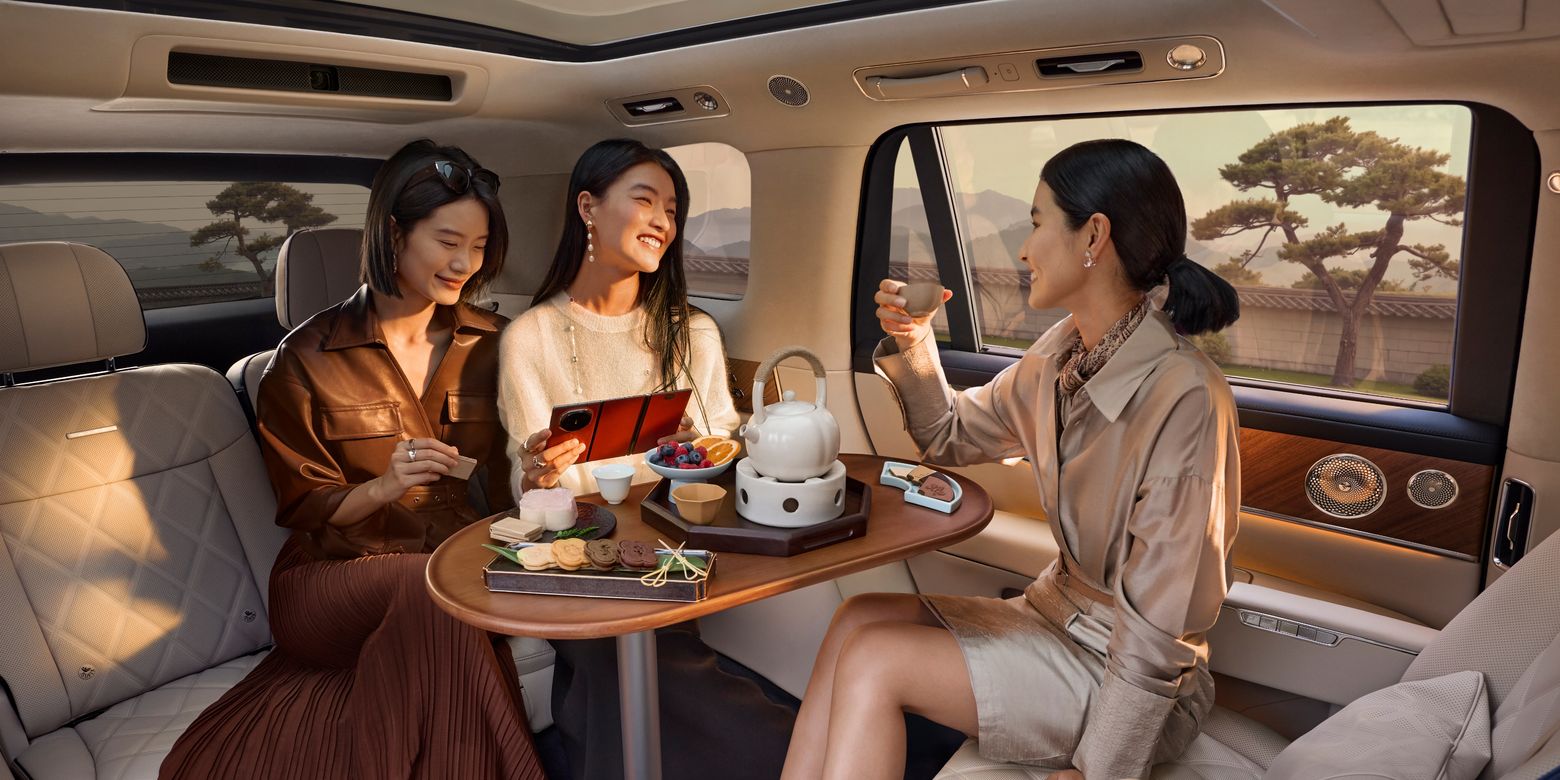 AITO M9 180-degree Four-person Face-to-face Seating