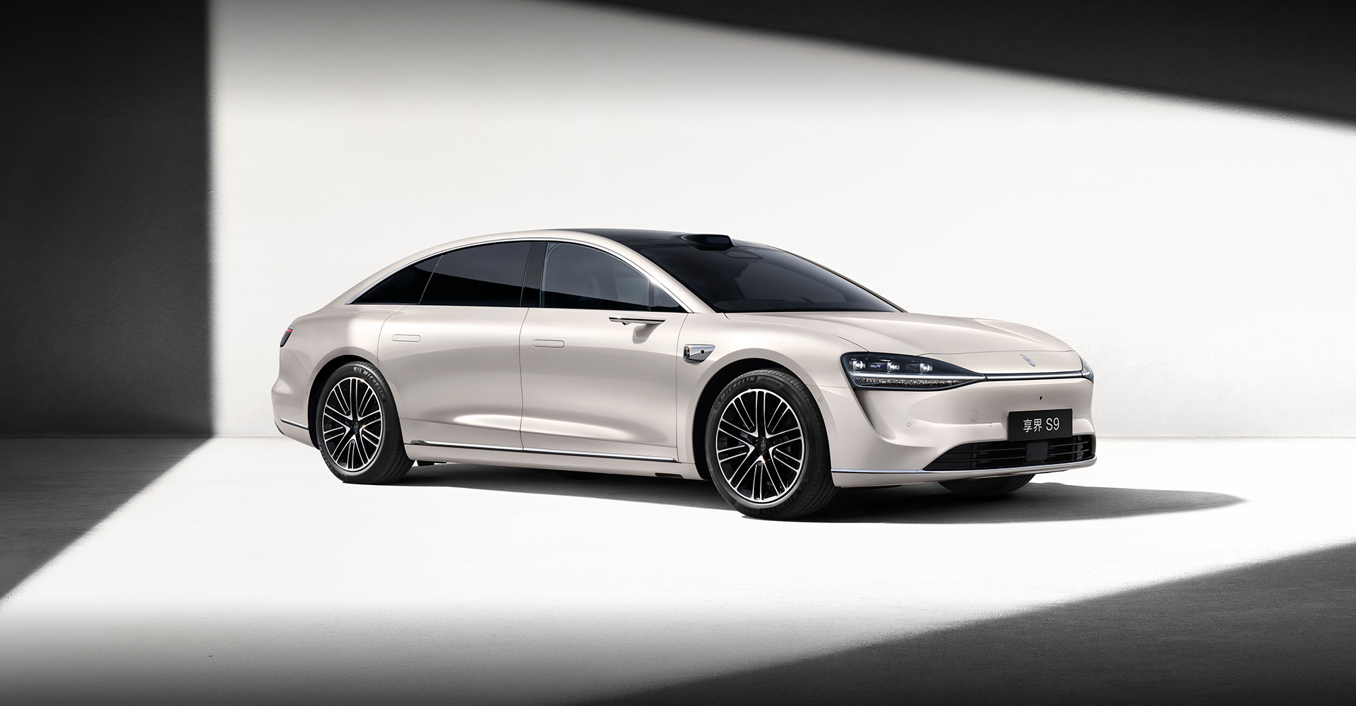 Stelato S9 Moon Velvet White exterior