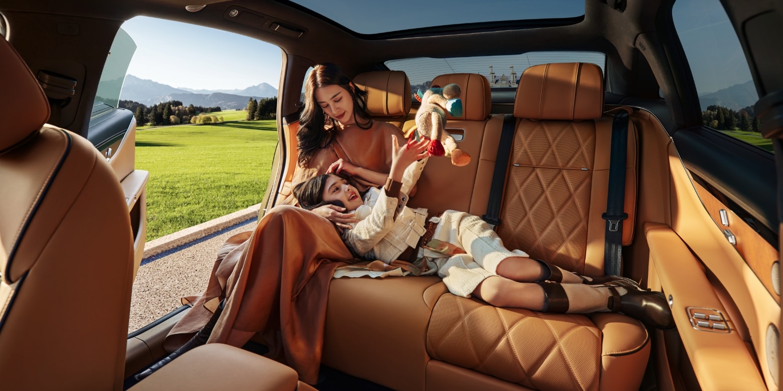 Stelato S9 luxurious five-seat layout
