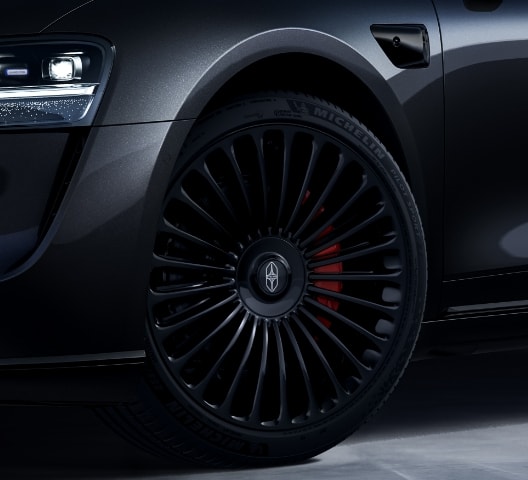 Close-up of the Stelato S9T Obsidian package wheels