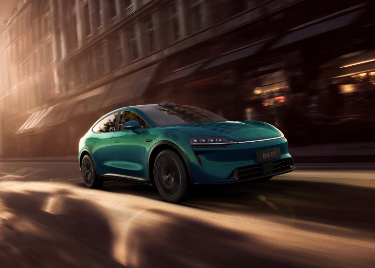 The Luxeed R7 driving stably off-road, showing its blowout stability intervention control function