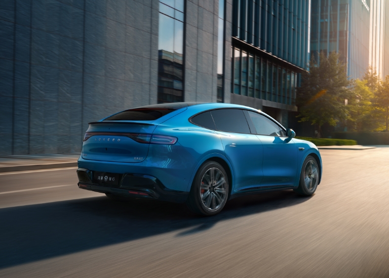 The Luxeed R7 driving on grass, showing its dynamic steering assist function