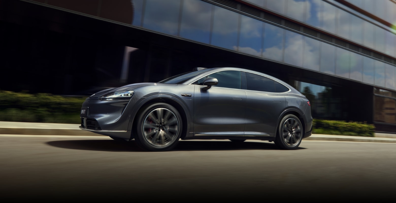 The Luxeed R7 EV in Deep Space Gray driving on the road, showing its fast-charging and range performance