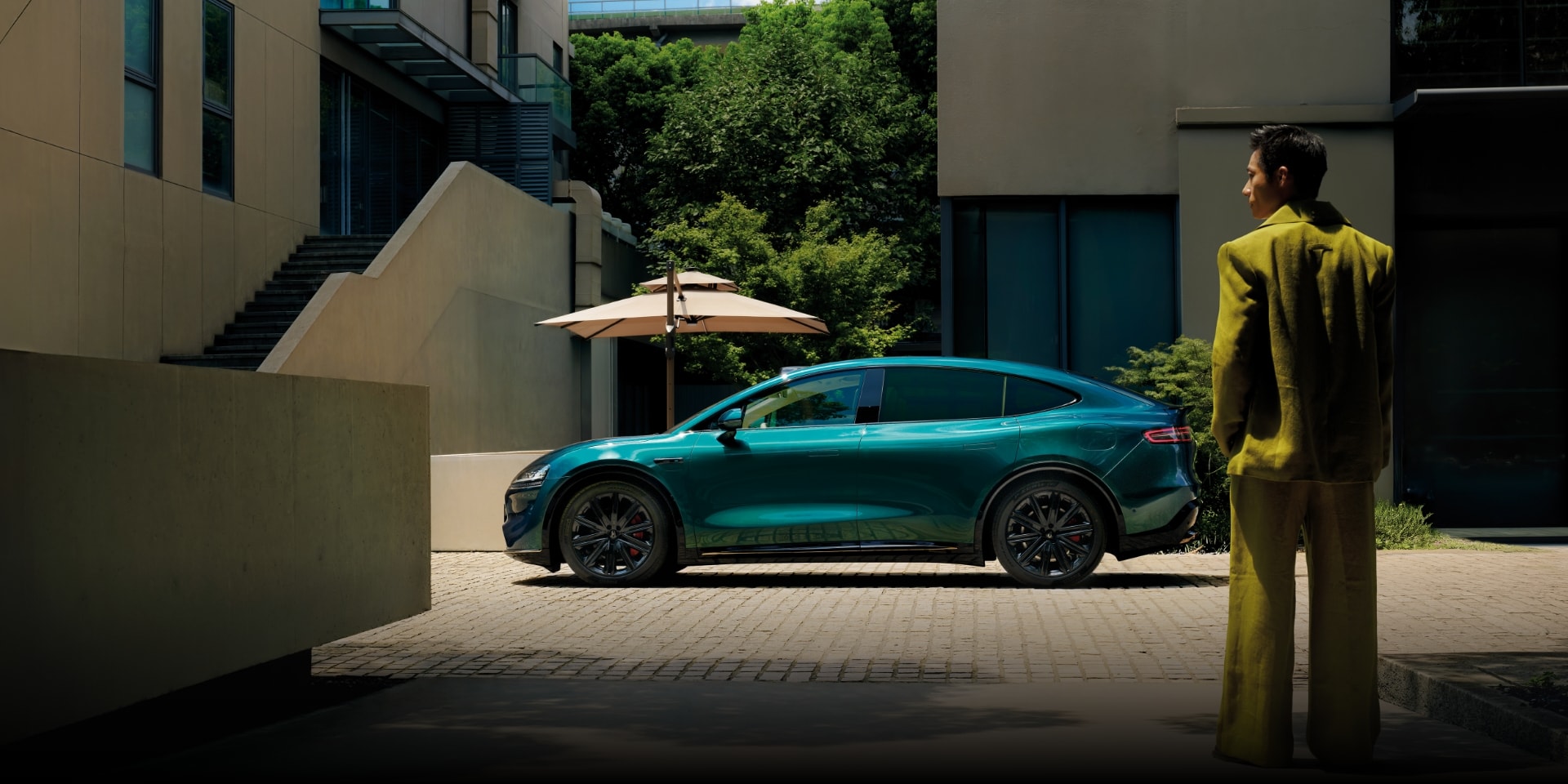 Side view of the Luxeed R7 in Aurora Green, showing its outstanding driving experience