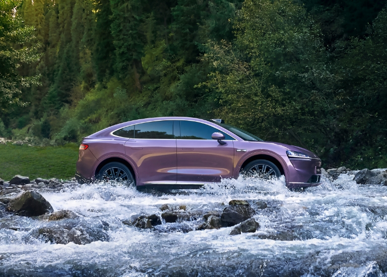 The Luxeed R7 driving off-road, showing its easy off-road performance