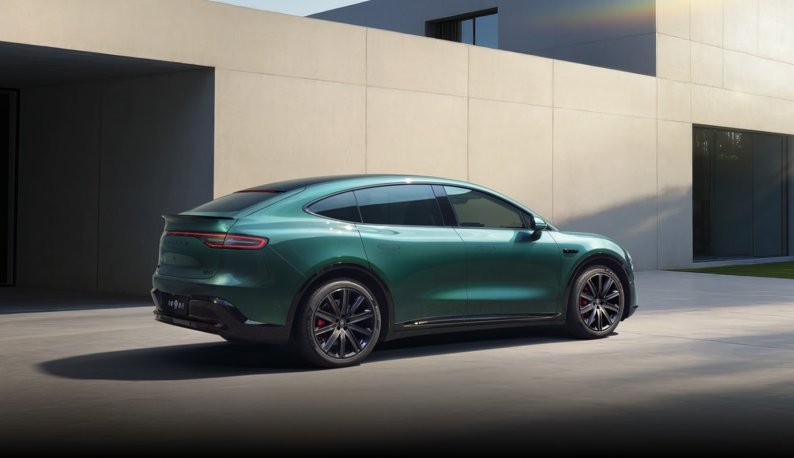Side view of the Luxeed R7 in Aurora Green, showing the overall body proportions
