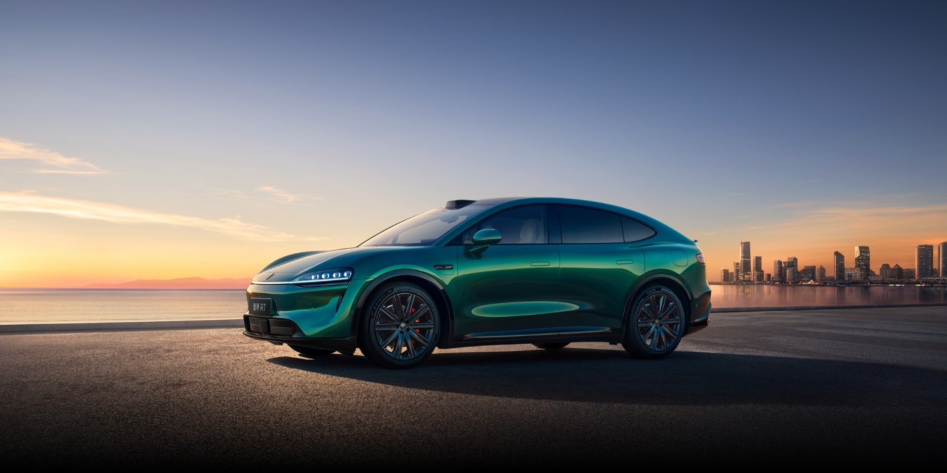 Side view of the Luxeed R7 in Aurora Green, showing its distinctive coupe SUV styling