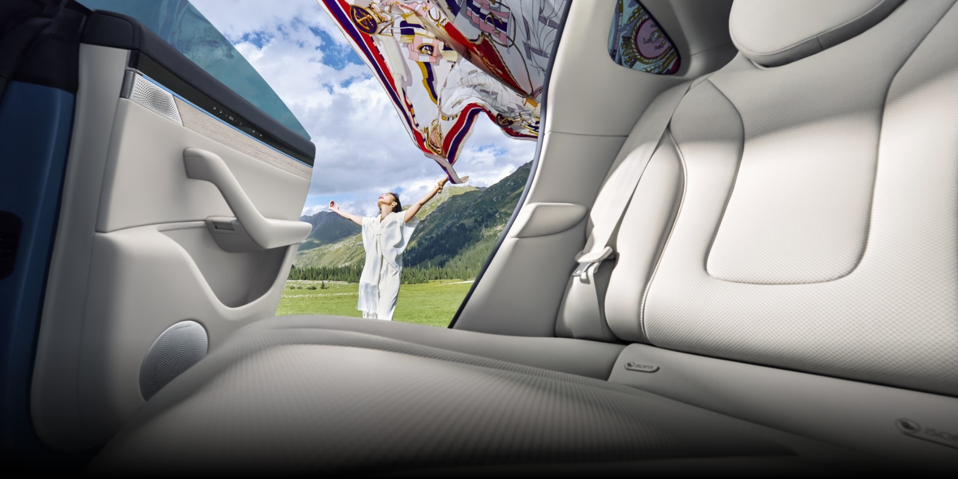 Luxeed R7 interior, showing its interior space