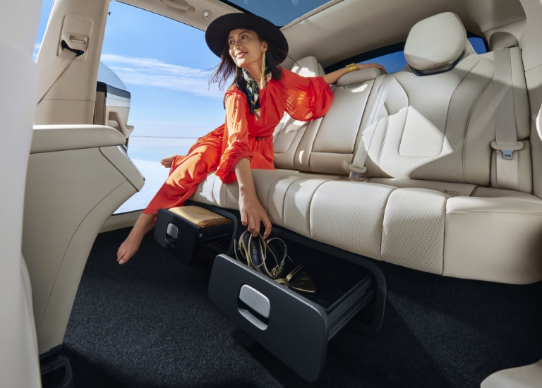 Display of the Luxeed R7's rear dual-drawer storage space