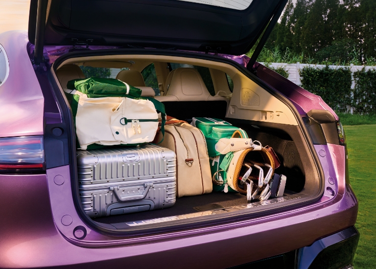 The trunk filled with luggage, showing the Luxeed R7's three-tier trunk space