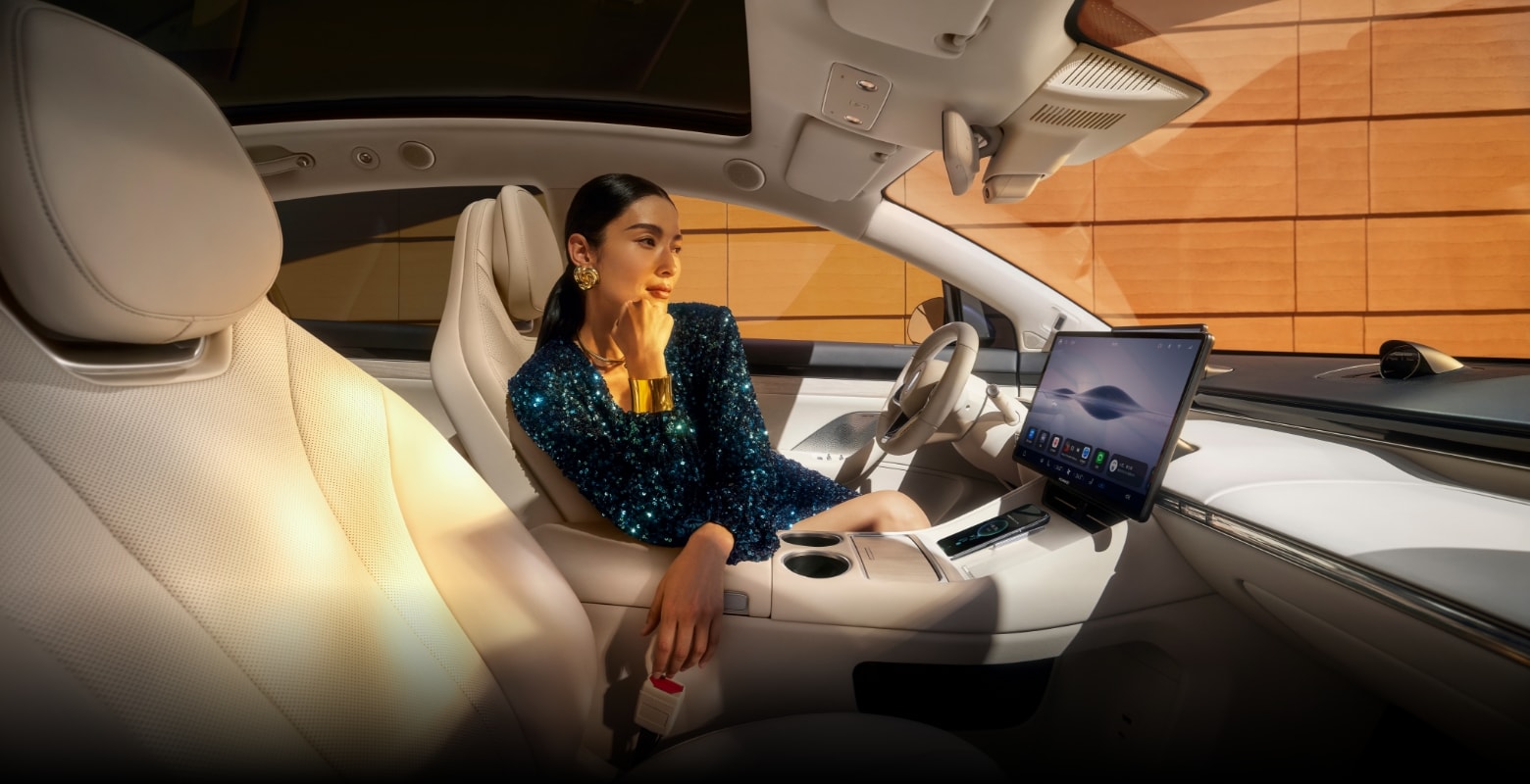 Sound surrounding every corner of the Luxeed R7, showing the stunning HUAWEI SOUND audio effects
