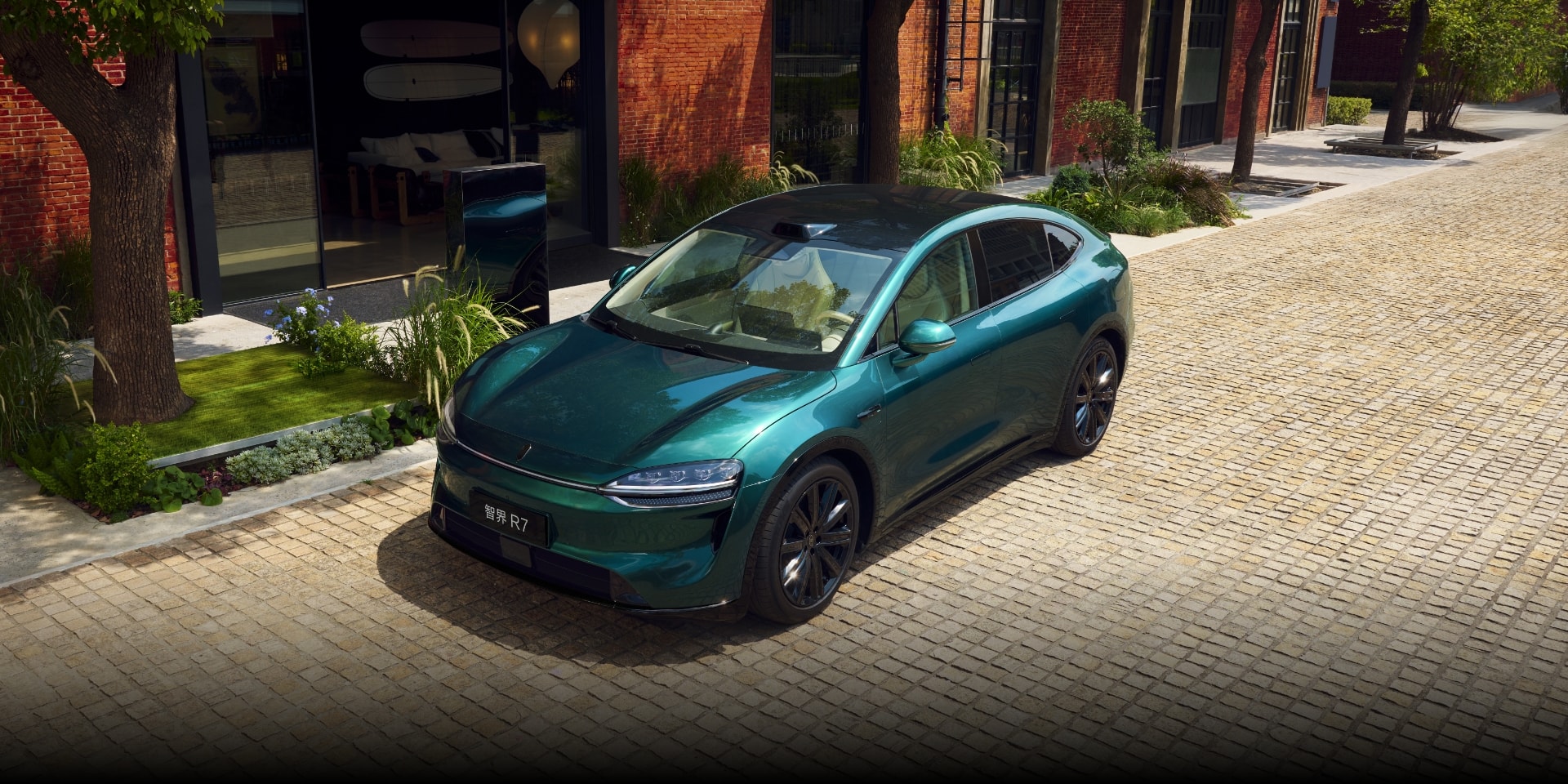 An owner walking toward the Luxeed R7 in Aurora Green parked on the road, showing its intelligent assisted driving performance