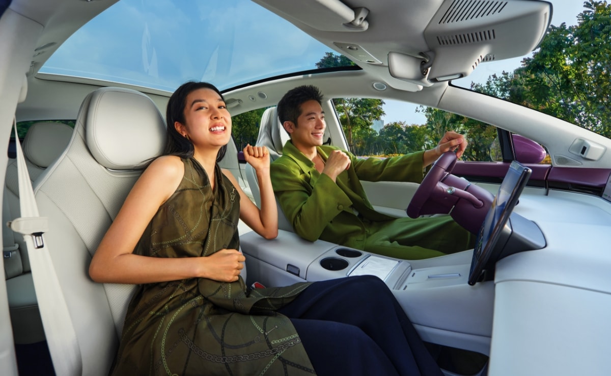 Users singing joyfully in the car, showing the Mic-Free Karaoke feature that newly adds AI real-time removal of the original vocals of any song, not limited by app, freely adjusting reverb and volume