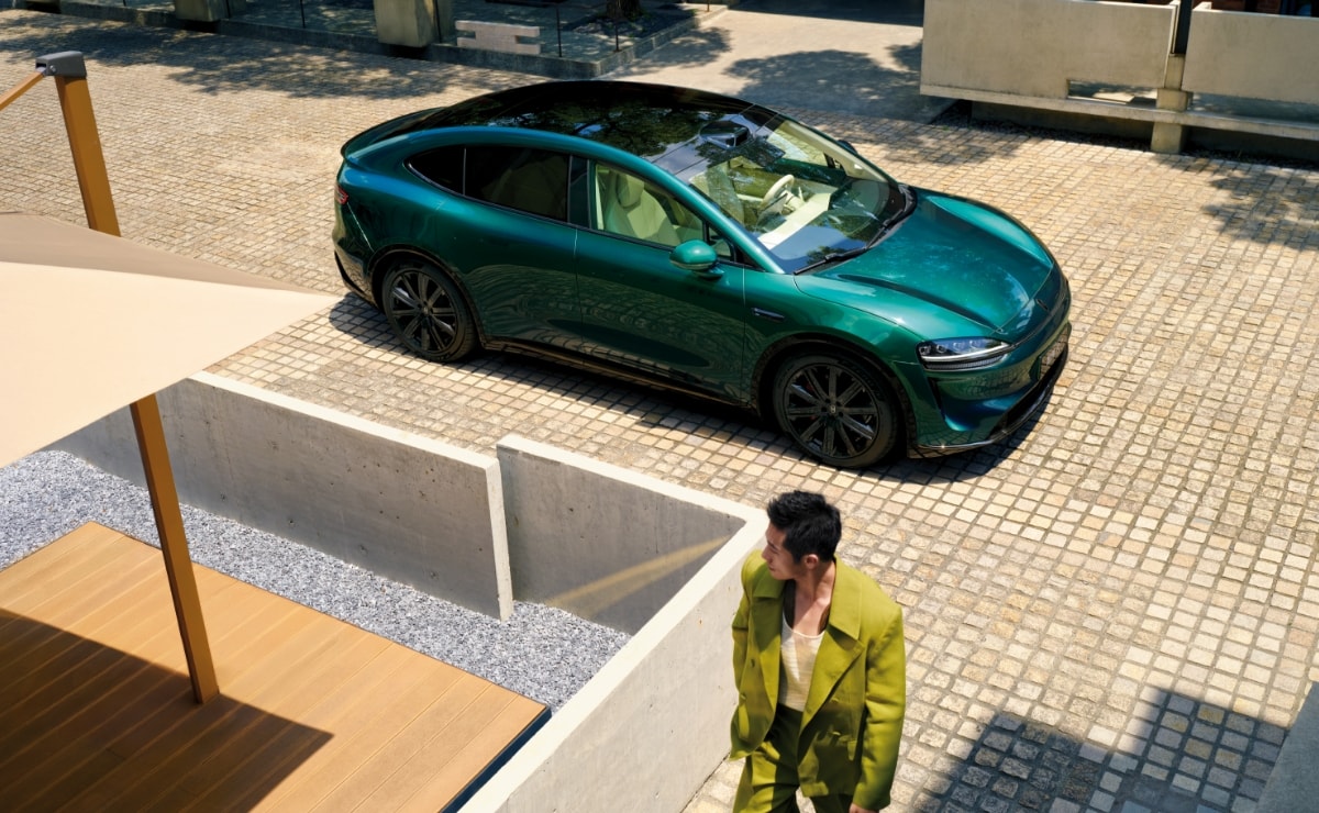 Showing the Luxeed R7's voice vehicle control function