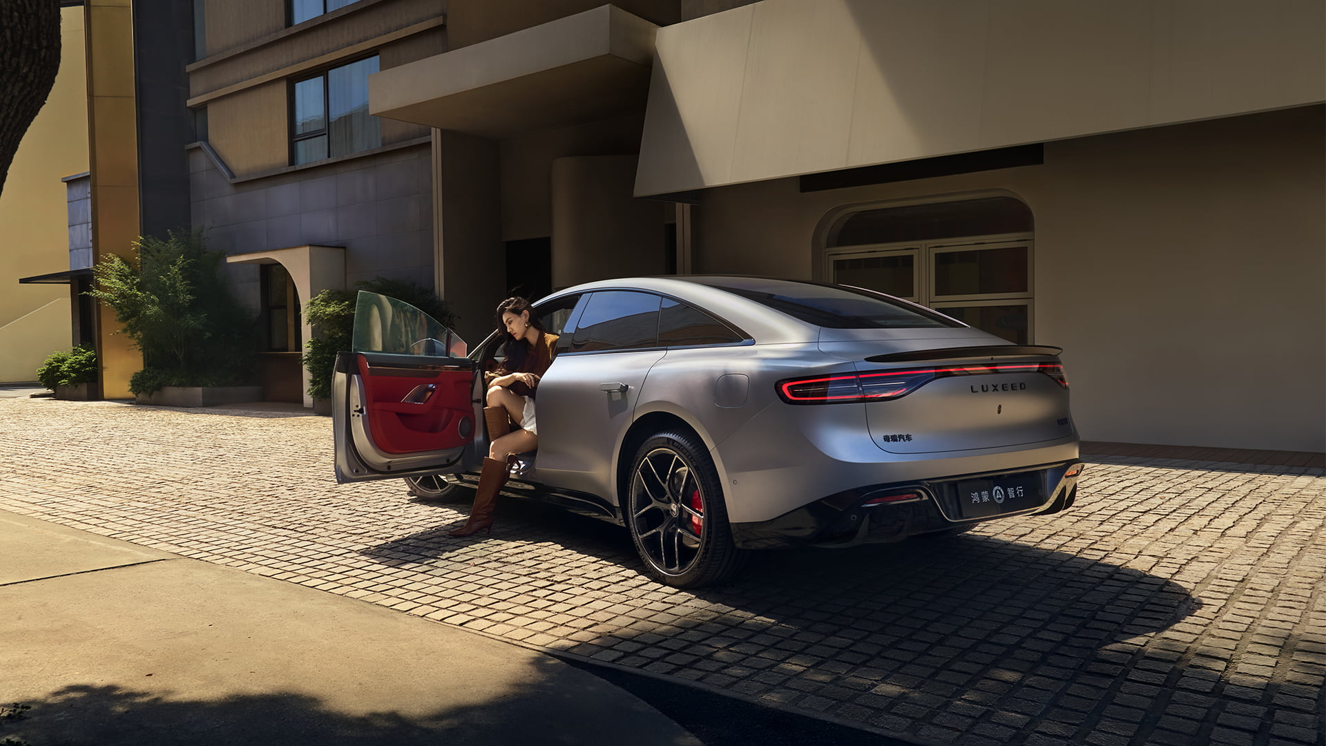 The Luxeed New S7 intelligently identifying a pedestrian at the roadside, showing the all-dimensional safety feature