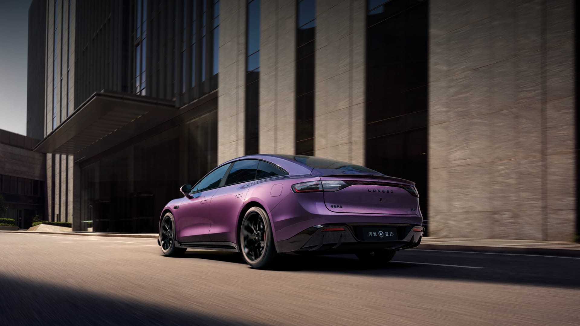 The Luxeed New S7 driving on the road, showing its ultra-long range capability