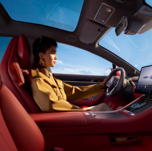 A user driving the Luxeed New S7, showing the driver's seat balancing comfort and sport