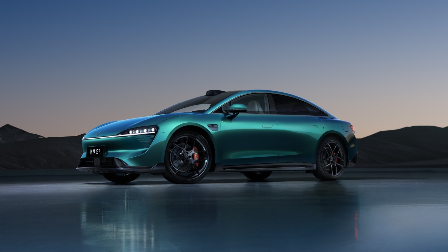 The Luxeed New S7 driving on the road, showing intelligent driving technology