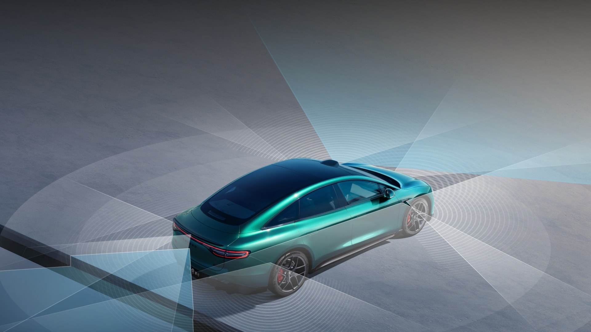 Showing the Luxeed New S7 equipped with Huawei ADS 4 intelligent driving, with 1 high-precision solid-state lidar added at the rear