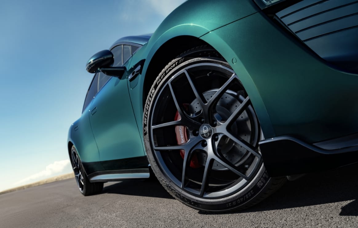 Forged wheels paired with high-performance tires, showing that the Luxeed New S7 runs fast and stops stably