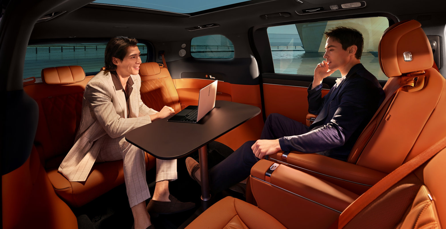 Luxeed V9 180-Degree Face-to-Face Private Lounge Mode