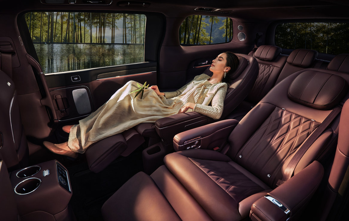 Luxeed V9 Second-Row Zero-Gravity Seat 123-Degree Reclining Posture