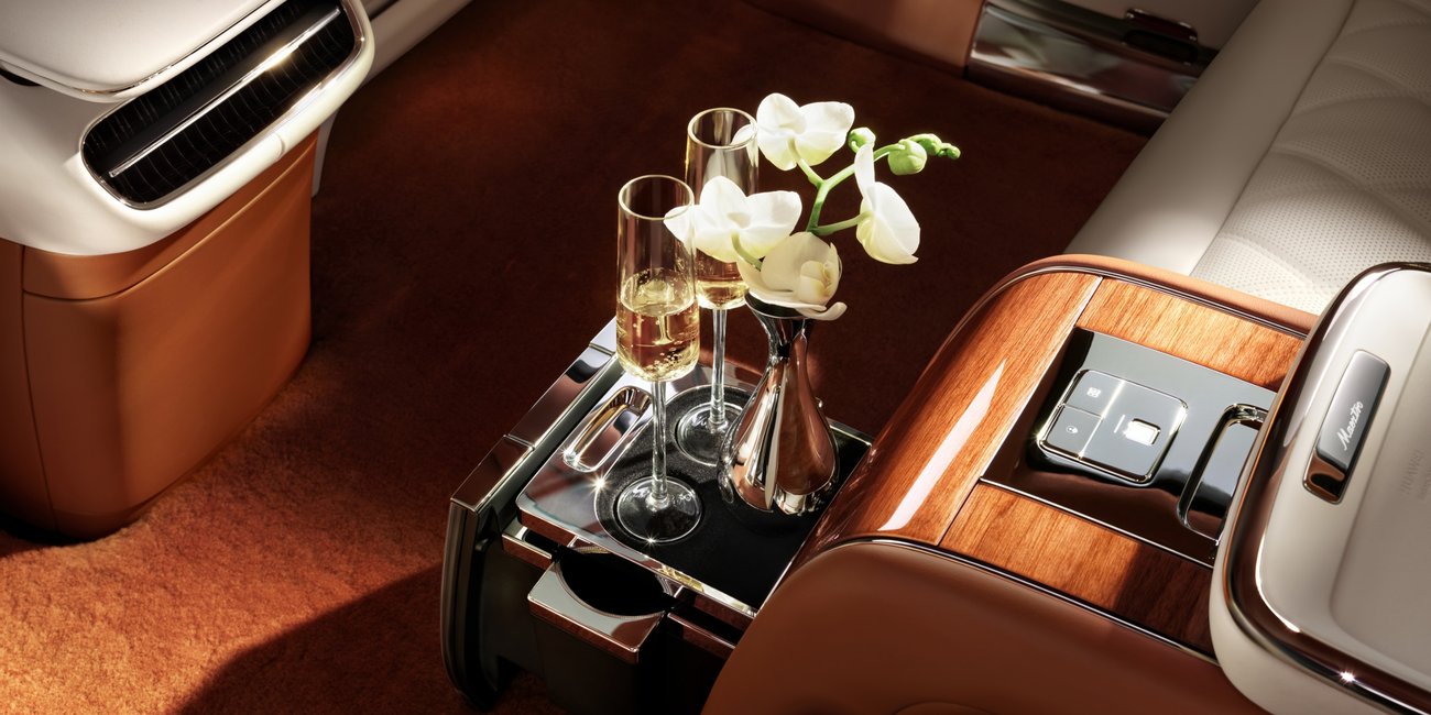 The Maextro S800 pop-up hot-and-cold cup holders