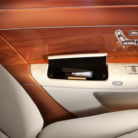 The Maextro S800 second-row armrest storage compartment