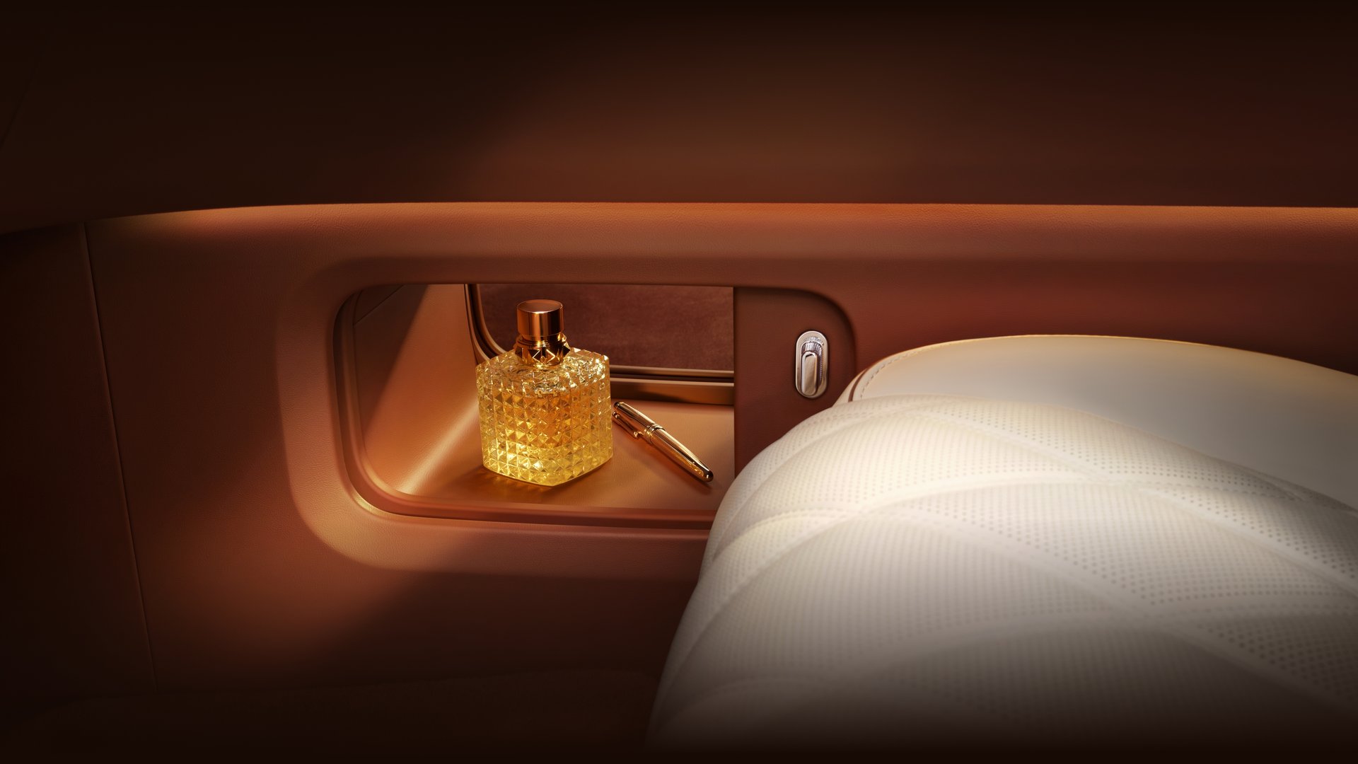 The Maextro S800 center-console storage compartment